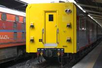 Stirnwand des บฟก.ป. 1102 (บฟก.ป.=APVC/Air-Conditioned Power Van) am 30.Oktober 2019 in der Hua Lamphong Station.