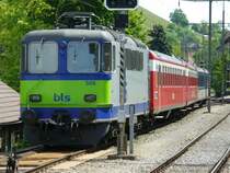 bls - Re 4/4 420 409-2 + 1 Personenwagen 2 Kl (ex RM ) + 1 Personenwagen 1/2 Kl. ( ex RM ) sowie ein SBB Steuerwagen mit Gep�ckabteil im Bahnhofsareal von Huttwil am 10.05.2007