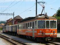 asm ( BTI ) - T�glicher Kisezug mit Triebwagen Be 4/4 523 und 3 Kieswagen ( ex DDR Braunkohlewagen ) sowie der Triebwagen Be 4/4 525 im Bahnhofsareal von T�uffelen am 30.05.2007