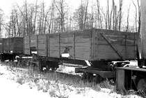 Leider hatte ich trotz mehrerer Besuche bei der Lausitzer Verwandtschaft nie Kontakt zur Muskauer Waldeisenbahn während deren aktiver Zeit gefunden. Bei einem Spaziergang durch Krauschwitz entdeckte ich erst am 29. Januar 1983 im Gelände des ehemaligen Lokschuppens diese abgestellten Fahrzeugreste. Die Beschriftung des Wagens  A 01-200  ist noch gut erkennbar.