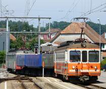 asm ( BTI ) - T�glicher Kisezug mit Triebwagen Be 4/4 523 und 3 Kieswagen ( ex DDR Braunkohlewagen ) sowie der Triebwagen Be 4/4 525 bei der einfahrt in den im Bahnhof von T�uffelen am 30.05.2007