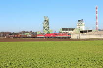 Viel Arbeit hatten die 1142 632, 1016 024 und 1142 638 am 28.11.2015 mit dem G44463 von Graz Vbf nach Spielfeld-Straß hier bei Werndorf.

