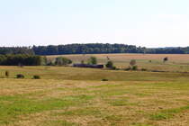 Hier hat nun 99 6001 mit P 8965 (Gernrode-Hasselfelde) am Nachmittag des 31.08.2019 das Selketal verlassen und befindet sich nun auf der Hochebene, kurz vor Stiege, welche praktisch die Wasserscheide zwischen Selke und Hassel darstellt.