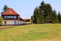 So eine  Garteneisenbahn  hat auch nicht jeder! ;-) 99 6001 hat mit P 8965 (Gernrode-Hasselfelde) am Nachmittag des 31.08.2019 nun fast die Ortsgrenze des Fahrtzielortes erreicht und wird nach einigen eleganten Kurven in den Bahnhof einfahren.