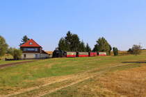 99 6001 mit P 8965 (Gernrode-Hasselfelde) am 31.08.2019 an der Ortsgrenze von Hasselfelde, kurz vor Erreichen des Bahnhofes. (Bild 1)