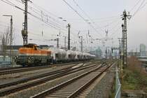 BASF Vossloh DE18 Lok 24 mit GATX Kalkwagen am 06.01.20 in Frankfurt am Main von einen Gehweg aus fotografiert