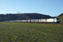 Schwerer BLS Güterzug mit Doppeltraktion der BR 186 bei Bollodingen auf der Fahrt in Richtung Norden am 19. Januar 2020.
Foto: Walter Ruetsch