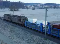Morgenstimmung vom 19. Januar 2020 mit einem der sehr selten gewordenen BLS Güterzügen mit Re 425 bei Bettenhausen.
Bei grosser Kälte brachten die Re 425 177 und Re 425 188 einen sehr langen Autozug in Richtung Norden.
Foto: Walter Ruetsch