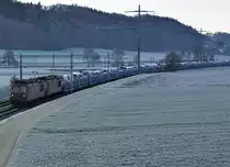 Morgenstimmung vom 19. Januar 2020 mit einem der sehr selten gewordenen BLS Güterzügen mit Re 425 bei Bettenhausen.
Bei grosser Kälte brachten die Re 425 177 und Re 425 188 einen sehr langen Autozug in Richtung Norden.
Foto: Walter Ruetsch