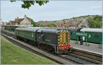 Von den 996 zwischen 1953 und 1962 gebauten Class 08 Diesellok (0-6-0) sind noch einige bei diversen Museumsbahnen im Einsatz, wie z.B. die hier zu sehende 08 436, die in Swanage einen Personenwagen rangiert.

16. Mai 2011