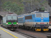Alt und neu in Usti nad Labem hl. n.
ELL Vectron 193 270 weilte am 1. September 2017 zur Personalschulung in Tschechien und wurde zwischen Praha und Usti nad Labem eingesetzt. Daneben steht Lok 362 108 aus den 1980er-Jahren mit dem Schnellzug nach Cheb, welchen der Vectron aus Praha hl. n. gebracht hat.