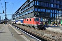 Ausrangierung der letzten SBB NPZ: Die brigen noch in der Westschweiz abgestellten RBDe 562 wurden von der Re 4/4 II 11133 | 420 133-1 zusammengesammelt und als Leichenzug nach Zrich berfhrt. Hinter der Lok ist der RBDe 562 003-4 aus Biel, Bt 953-3 mit RBDe 562 001-8 aus Neuchatel und Bt 951-7 mit RBDe 562 005-9 aus Moutier. Solothurn, 15.01.2020.