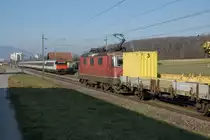 EW IV Pendel als IR auf der Fahrt nach Bern anlässlich der Begegnung mit einem Güterzug, geführt mit einer Re 420, bei Bettenhausen am 21. Januar 2020.
Foto: Walter Ruetsch