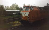 219 007-2 fuhr aus dem Betriebshof G�rlitz in Richtung Bahnhof. In H�he des alten Messwagens warteten die Maschinen auf die Ausfahrt. Mai 1998.