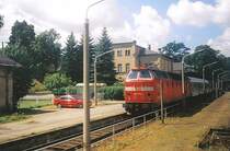 Nicht nur bei der Bahn AG hat des  Verkehrsrot  einzug erhalten. 219 070-0 mit RB Leipzig-Nossen (KBS506) im Bahnhof Lei�nig im August 1999.