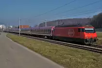 Nicht erkennbare Re 460 mit einem Touristenzug bei Wynigen am 7.1.2020 sowie bei Bettenhausen mit einem Leermaterialzug auf der Fart nach Brig am 22. Januar 2020.
Wenn ich von einem nicht alltäglichen Zug überrascht werde, drücke ich auch bei Gegenlicht auf den Auslöser meiner Fotokamera.
Foto: Walter Ruetsch
