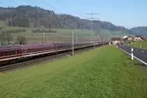 Nicht erkennbare Re 460 mit einem Touristenzug bei Wynigen am 7.1.2020 sowie bei Bettenhausen mit einem Leermaterialzug auf der Fart nach Brig am 22. Januar 2020.
Wenn ich von einem nicht alltäglichen Zug überrascht werde, drücke ich auch bei Gegenlicht auf den Auslöser meiner Fotokamera.
Foto: Walter Ruetsch