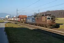 Bern-Lötschberg-Simplon-Bahn/BLS.
Die Loktypen der BLS.
Re 425 180 vor Re 465 bei Bettenhausen am 21. Januar 2020.
Foto: Walter Ruetsch