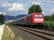 Zum Nachmittag zog die Br.101 080-0 einen IC von Karlsruhe Hbf nach N�rnberg Hbf, hier vor den Toren Aalens. In wenigen Minuten wird der Zug den Bahnhof Aalen erreichen. Aufgenommen am 11.Juli 2007, kurz vor Aalen.