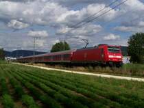 Die Br.146 212-6 ist auf dem Weg nach Stuttgart Hbf, dabei f�hrt sie �ber die Remsbahn KBS 786. Dieser RE-Zug kam aus Aalen. Hier auf h�he Aalen-Essingen, wenige Minuten nach der Ausfahrt aus dem Bahnhof Aalen. Aufgenommen am 11.Juli 2007