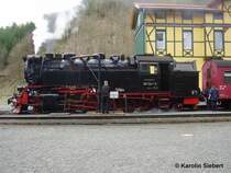Die 99 7241 der HSB beim Wassernehmen im Bahnhof Eisfelder Talm�hle am 22.04.2006
