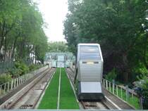 Funiculaire de Montmartre. Diese Standseilbahn bef�rdert die Fahrg�ste in 2 gondeln bis zum Sacr�-C�ur. Aufgenommen am 11.07.07