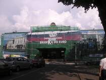 Der Bahnhof Tarnowskie Gory vom Parkplatz des Bahnhofes aus gesehen. Der Bahnhof wird f�r die Europafu�ballmeisterschaft Renoviert, dazu wurde er mit einem Werbenetz ausgestattet, das auch noch vor herumfliegenden Steinen sch�tzt!