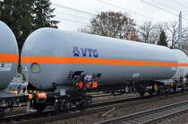 Neuerer Druckgaskesselwagen vom Einsteller VTG mit der Nr. 37 TEN 80 D-VTG 7824 653-5 Zags (GE) Befüllung: (UN-Nr.: 23/1077 = Propen) in einem Ganzzug am 22.01.20 Berlin-Hirschgarten.