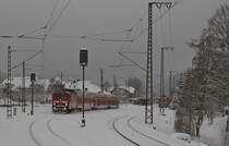 143 810-8 fährt am 28.12.2014 aus dem Bahnhof Hinterzarten aus