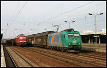 Reger Güterverkehr am 1.6.2007 im Bahnhof Berlin Schönefeld Flughafen. U. a. kam auch die private Rail4chem 185549-3 mit einem Güterzug in Richtung Süden fahrend durch den Bahnhof.