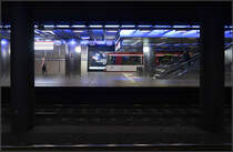 Unter dem Düsseldorfer Hauptbahnhof -

Im rechten Winkel und den Bahnsteigen des Hauptbahnhofes liegt nur zwei Ebenen tiefer die viergleisige Stadtbahnhaltestelle. Die Umsteigewege sind dadurch optimal kurz. Die U-Station wurde modernisiert und hat eine blaue Lichtdecke erhalten. Östlich der Station verzweigt sich der viergleisige Innenstadttunnel in die Strecken nach Holthausen und nach Eller. Zudem gibt es hier eine viergleisige Wende- und Abstellanlage.

15.10.2019 (M)