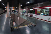 Doppelstöckig unter der Düsseldorfer Innenstadt -

Unter der engen Friedrich-Ebert-Straße und der Steinstraße musste der viergleisige Innenstadttunnel auf zwei Ebenen angelegt werden. Auch die beiden U-Bahnhöfe Oststraße und Steinstraße/Königsallee sind doppelstöckig, oben die Fahrtrichtungen nach Norden (Duisburg und Messe) und Westen (Krefeld und Neuss), unten in Richtung Süden (Holthausen) und Osten (Eller).

Im Bild die obere Ebene des Bahnhofes Steinstraße/Königstraße.

14.10.2019 (M)