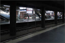 Über der Düsseldorfer Wehrhahnlinie -

Am U-Bahnhof Heinrich-Heine-Platz liegen die vier Gleise wieder nebeneinander. Nördlich davon teilt sich der Tunnel auf in die Strecke in Richtung Krefeld/Neuss, die vor der nächsten Haltestelle (Tonhalle) an die Oberfläche kommt und in Richtung Duisburg und der Messe. Dieser Abzweig nutzt den 1981 eröffneten ersten Streckenabschnitt der Düsseldorfer U-Bahn.

Ein Stockwerk tiefer kreuzt die neue Wehrhahnline, die mit Niederflurbahnen betrieben wird. Im Kreuzungsbau wurde schon ein Teilstück für die Wehrhahnlinie in den 1980iger Jahren gleich mitgebaut.

13.10.2019 (M)