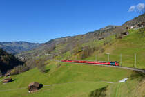 Ge 4/4 II 615 mit einem Regio am 03.11.2017 bei Saas.