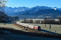 Frostig, aber schneearm war es am 02. Januar 2020, als ich die 218 824 mit dem IC 2084 auf der Fahrt nach Augsburg bei Altstädten im Illertal fotografierte. Ich bin immer wieder fasziniert, wie alpin diese Nebenbahn wirken kann. 