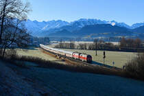 10 Minuten nach dem IC Nebelhorn startet der IC 2012 nach Dortmund HBF. So lassen sich in einem kleinen Zeitfenster gleich zwei hochwertige Reisezüge im Illertal beobachten. Für den am 02. Januar 2020 von der 218 488 von Railsystems und der 218 429 geführten 9-Wagen-InterCity wählte ich etwas weniger Brennweite, um mehr Bergpanorama mit den Allgäuer Hochalpen auf's Bild zu bekommen. Im Bahnhof Altstädten fand übrigens eine Zugkreuzung statt, wer genau hinsieht, kann den auf Ausfahrt wartenden 612 erkennen. 
