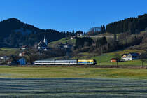 Zum Planwechsel am 15. Dezember wurde der seit Frühjahr 2019 wegen Personalmangels ruhende Verkehr des ALEX zwischen Immenstadt und Oberstdorf wieder aufgenommen. Man behilft sich nun mit dem Einsatz eines Wendezuges, gebildet aus einem BDuu und einem Wittenberger Steuerwagen der  Tobias Richter Rail Service  TRI. Als Zuglok fungiert eine 223. Entfallen ist somit auch die bisherige Flügelung der ALEX-Garnitur in Immenstadt in die Zugteile nach Lindau und Oberstdorf. In Richtung Oberstdorf muss nun in den Pendelzug umgestiegen werden, der aus sechs Wagen bestehende ALEX fährt durch bis zum Bodensee. Am 02. Januar 2020 fotografierte ich den von  Bodo  geführten ALX 84137 von Oberstdorf nach Immenstadt. Die ER 20 - 013 wirbt farbenfroh für den Bodensee-Oberschwaben Verkehrsverbund und setzte einen willkommenen farblichen Kontrast im schneearmen Illertal.   