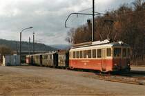 WALDENBURGER BAHN/WB.
Erinnerung an das alte Waldenburgerli.
Sonderzug mit dem BDe 4/4 3 bei Lampenberg-Ramlisburg im April 1985.
Der damals einzige noch vorhandene Original-Zweiachser C 24 wurde in Waldenburg zu einem Salonwagen hergerichtet und nur sehr selten eingesetzt.
Foto: Walter Ruetsch