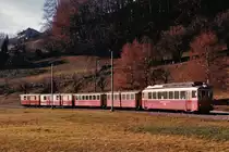 WALDENBURGER BAHN/WB.
Erinnerung an das alte Waldenburgerli.
Nur an Samstagen wurden bei dem um die Mittagszeit verkehrenden Zug Waldenburg - Liestal die beiden zusätzlichen Wagen DZ 77 und Z 69 mitgeführt. Der stattliche Zug wurde zwischen Niederdorf und Oberdorf bei St. Peter im Gegenlicht verewigt im Februar 1986.
Foto: Walter Ruetsch 