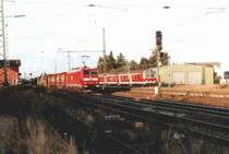 145 075 durcheilt am 21.8.03 mit ihrem G�terzug den Bahnhof Twistringen an der Rollbahn Bremen-Osnabr�ck.Rechts auf Gleis 3 ein Zug nach Rotenburg (W�mme),der hier wendet.