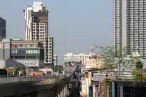 Blick von der MRT-(Blue Line)-Station Tao Poon (BL10) auf die Bang Pho Station (BL09). Bild vom 21.November 2019.