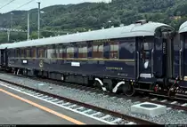 Venice-Simplon-Orient-Express (VSOE): der touristische Luxuszug von Belmond Ltd. im Portrait
Auf seiner wöchentlichen Schienenkreuzfahrt von London Victoria (GB) nach Venezia Santa Lucia (I) legt der VSOE einen längeren Halt im Grenzbahnhof Chiasso (CH) ein, um für die Weiterfahrt nach Italien die Lok zu wechseln sowie Wasser an den 16 Wagen abzupumpen und aufzufüllen. Obwohl nicht eingeplant, blieb noch genug Zeit für Fotos.
Hier ein Blick auf Dienst- bzw. Personalschlafwagen 3915 (61 87 06-70 915-0 F-VSOE) der Compagnie Internationale des Wagons-Lits (CIWL | Newrest Group), der im VSOE an 12. Stelle eingereiht ist.
[20.9.2019 | 13:46 Uhr]