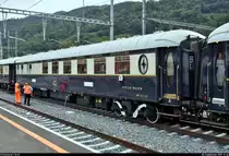 Venice-Simplon-Orient-Express (VSOE): der touristische Luxuszug von Belmond Ltd. im Portrait
Auf seiner wöchentlichen Schienenkreuzfahrt von London Victoria (GB) nach Venezia Santa Lucia (I) legt der VSOE einen längeren Halt im Grenzbahnhof Chiasso (CH) ein, um für die Weiterfahrt nach Italien die Lok zu wechseln sowie Wasser an den 16 Wagen abzupumpen und aufzufüllen. Obwohl nicht eingeplant, blieb noch genug Zeit für Fotos.
Hier ein Blick auf Speisewagen 4110 (Carrozza ristorante | Voiture-restaurant | 61 87 08-70 110-6 F-VSOE) der Compagnie Internationale des Wagons-Lits (CIWL | Newrest Group), der im VSOE an 11. Stelle eingereiht ist.
[20.9.2019 | 13:46 Uhr]
