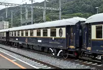Venice-Simplon-Orient-Express (VSOE): der touristische Luxuszug von Belmond Ltd. im Portrait
Auf seiner wöchentlichen Schienenkreuzfahrt von London Victoria (GB) nach Venezia Santa Lucia (I) legt der VSOE einen längeren Halt im Grenzbahnhof Chiasso (CH) ein, um für die Weiterfahrt nach Italien die Lok zu wechseln sowie Wasser an den 16 Wagen abzupumpen und aufzufüllen. Obwohl nicht eingeplant, blieb noch genug Zeit für Fotos.
Hier ein Blick auf Speisewagen 4095 (Carrozza ristorante | Voiture-restaurant | 61 87 08-70 095-9 F-VSOE) der Compagnie Internationale des Wagons-Lits (CIWL | Newrest Group), der im VSOE an 9. Stelle eingereiht ist.
[20.9.2019 | 13:47 Uhr]