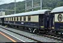 Venice-Simplon-Orient-Express (VSOE): der touristische Luxuszug von Belmond Ltd. im Portrait
Auf seiner wöchentlichen Schienenkreuzfahrt von London Victoria (GB) nach Venezia Santa Lucia (I) legt der VSOE einen längeren Halt im Grenzbahnhof Chiasso (CH) ein, um für die Weiterfahrt nach Italien die Lok zu wechseln sowie Wasser an den 16 Wagen abzupumpen und aufzufüllen. Obwohl nicht eingeplant, blieb noch genug Zeit für Fotos.
Hier ein Blick auf Barwagen 3674 (Carrozza-bar | Voiture-bar | 61 87 09-70 674-0 F-VSOE) der Compagnie Internationale des Wagons-Lits (CIWL | Newrest Group), der im VSOE an 8. Stelle eingereiht ist.
[20.9.2019 | 13:48 Uhr]
