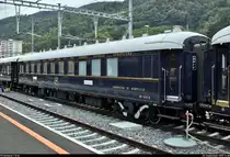 Venice-Simplon-Orient-Express (VSOE): der touristische Luxuszug von Belmond Ltd. im Portrait
Auf seiner wöchentlichen Schienenkreuzfahrt von London Victoria (GB) nach Venezia Santa Lucia (I) legt der VSOE einen längeren Halt im Grenzbahnhof Chiasso (CH) ein, um für die Weiterfahrt nach Italien die Lok zu wechseln sowie Wasser an den 16 Wagen abzupumpen und aufzufüllen. Obwohl nicht eingeplant, blieb noch genug Zeit für Fotos.
Hier ein Blick auf Service- bzw. Personalschlafwagen 3912 (Carrozza di servizio | Voiture de service | 61 87 06-70 912-7 F-VSOE) der Compagnie Internationale des Wagons-Lits (CIWL | Newrest Group), der im VSOE an 7. Stelle eingereiht ist.
[20.9.2019 | 13:48 Uhr]