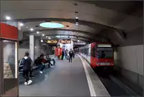 Unter dem Wiener Platz in Köln-Mülheim -

Blick auf den Bahnsteig des U-Bahnhofes Wiener Platz. Hier verkehren die Linien 13 und 18.

16.10.2019 (M)