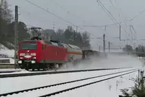 05. Januar 2017, Lok 145 050 fährt mit einem Güterzug in Richtung Lichtenfels durch den Bahnhof Kronach.