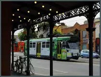 Am Queen Victory Market im Zentrum von Melbourne wird der Z-Class-Wagen 223 von weihnachtlichem Schmuck eingerahmt. (29.12.2019)