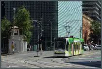 Weit gereist sind die Combino-Triebwagen von Siemens: Wagen 3521, einer von 38 dreiteiligen Combinos in Melbourne, ist auf der Linie 16 im Einsatz. An der Swanston street passiert das dort als D-Class bezeichnete Fahrzeug das <a href= https://vhd.heritagecouncil.vic.gov.au/places/5324/download-report >denkmalgeschützte Straßenbahn-Stellwerk</a> (links). Das Stellwerk wurde 1928 errichtet und war bis 1991 in Betrieb. Heute ist es das einzige erhaltene Straßenbahn-Stellwerk Australiens.
(Melbourne, 29.12.2019)